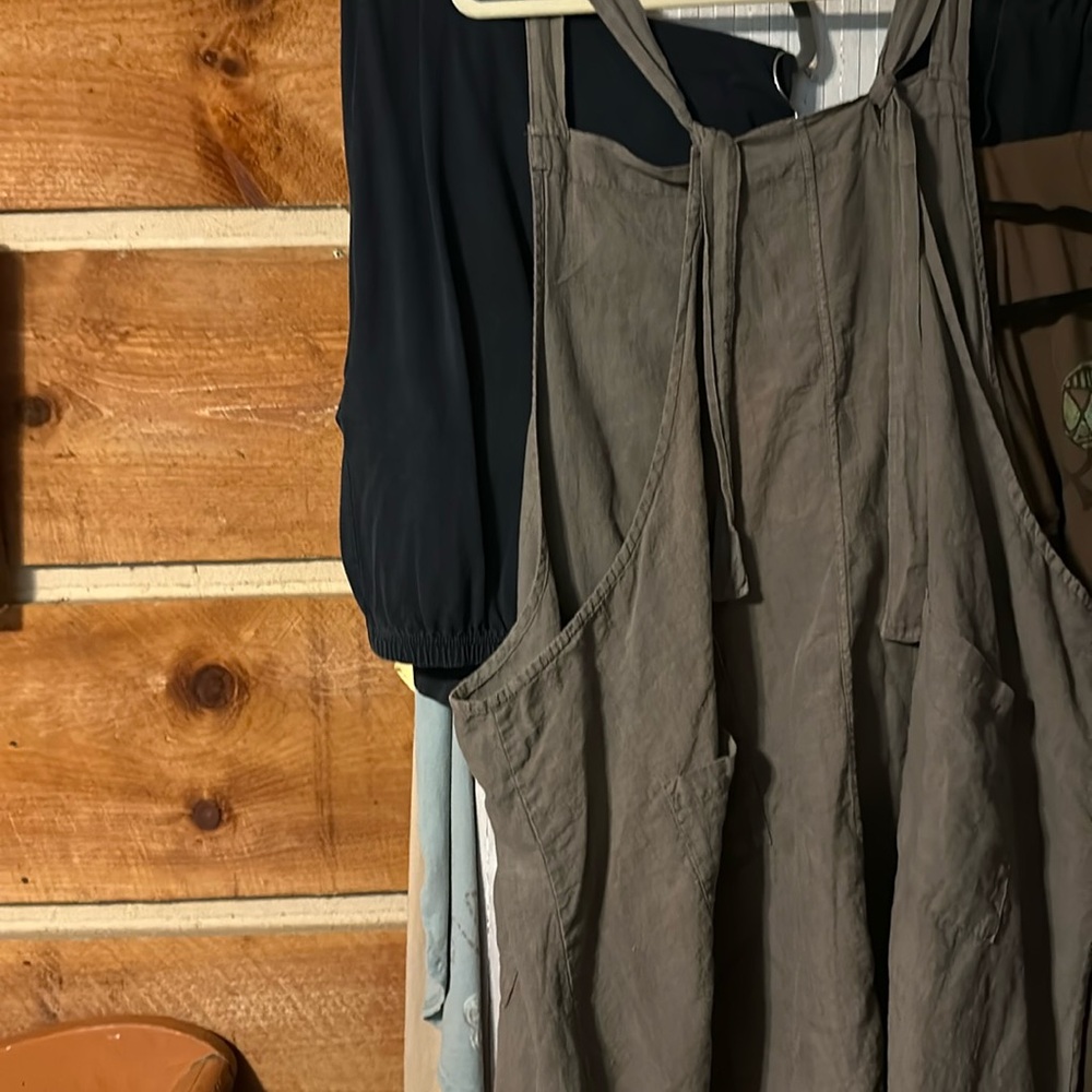 Blue Fish 4 pocket short jumper. Linen,adhustanle straps. Great BF Piece